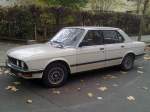 5ér BMW der Baureihe E28, ein BMW 525e, eine obere Mittelklasse Limousine. der BMW 525e hat eine Motorleistung von 95kW/129 PS. Produktionszeitraum 1981-1987, 21.11.13 Berlin-Pankow.