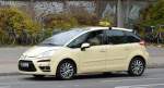 Nicht alltäglich, aber sehr schön anzuschauen, die Taxi-Flotte in Berlin besteht inzwischen aus vielerlei verschiedenen PKW-Typen, hier ein Citroen C4 Picasso wie er von 2010-2013 produziert wurde, ein sehr sehr schönes Fahrzeug wie ich finde, 05.11.14 Berlin-Pankow.
