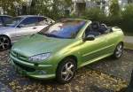 Der Peugeot 206 CC wie er von 2003-2007 gebaut wurde bei herrlichem Oktoberwetter mit ge�ffneten Dach, 19.10.12 Berlin-Pankow.