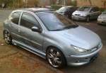 In Sonderlackierung und anscheinend auch aufgetuned, ich denke mal ein Peugeot 206 in dieser Version sehr sportlich ansehlich, Oktober 2013 Berlin-Pankow.