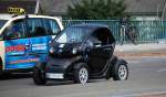 Ein Renault Twizy, das futuristische Leichtkraftfahrzeug mit Elektroantrieb am 19.07.13 Berlin-Putlitzbr�cke.