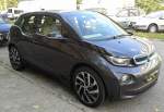 Das erst Mal mit eigenen Augen heute gesichtet, das Elektromobil von BMW, der BMW i3 (seit 2013 auf dem Markt) mit der Fahrgastzelle aus kohlestofffaserverstärktem Kunststoff, eigentlich auf den ersten Blick ein optisch ansprechendes modernes Design. Der Elektomotor hat eine Leistung von 125 kW/170 PS mit Höchtgeschwindigkeit von 150 km/h und ca eine Reichweite von 190 km, optional kann man außerdem einen kleinen Zusatzbenzinantrieb einbauen lassen um die Reichweite zu erhöhen (Hybridtechnik), 06.08.14 Berlin-Pankow.