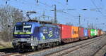 METRANS a.s., Praha [CZ] mit ihrer Werbe-Vectron  383 425-6  [NVR-Nummer: 91 54 7383 425-6 CZ-MT] und einem Containerzug am 02.04.25 Höhe Bahnhof Saarmund.