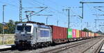 METRANS a.s., Praha [CZ] mit ihrer Vectron  383 437-1  [NVR-Nummer: 91 54 7383 437-1 CZ-MTR] und einem Containerzug am 01.07.25 Höhe Bahnhof Rodleben.