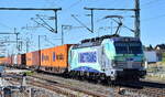 METRANS a.s., Praha [CZ] mit ihrer Vectron  383 413-2  [NVR-Nummer: 91 54 7383 413-2 CZ-MT] und einem Containerzug am 01.07.25 Höhe Bahnhof Rodleben.
