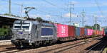 METRANS a.s., Praha [CZ] mit ihrer Vectron  383 429-8  [NVR-Nummer: 91 54 7383 429-8 CZ-MT] und einem Containerzug am 01.09.25 Höhe Bahnhof Schönefeld b.