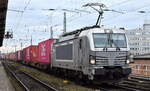 METRANS a.s., Praha [CZ] mit ihrer Vectron  383 401-7  [NVR-Nummer: 91 54 7383 401-7 CZ-MT] und einem Containerzug am 03.12.25 Höhe Bahnhof Magdeburg Neustadt.