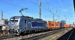 METRANS a.s., Praha [CZ] mit ihrer Vectron  383 409-0  [NVR-Nummer: 91 54 7383 409-0 CZ-MT] und einem Containerzug am 25.02.26 Höhe Bahnhof Magdeburg-Neustadt.