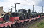 US-amerikanischen Militärfahrzeuge, u.a. eine ganze Reihe der Version Oshkosh Joint Light Tactical Vehicle, kurz Oshkosh JLTV verladen auf DB Cargo Drehgestell-Flachwagen der Wagengattung Rglns 673 in einem Militärzug am 17.09.25 Höhe Bahnhof Lutherstadt Wittenberg.