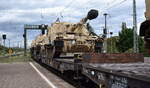 Schwertransport Drehgestell-Flachwagen der DB Cargo Wagengattung Samms 709 beladen mit einem leichten Kampfpanzer der US-Army Typ??? in einem Militärzug am 18.09.25 Durchfahrt Bahnhof