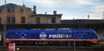 Belegbild aus dem Regionalbahnfenster. Raildox GmbH & Co. KG, Erfurt [D]  mit ihrer Eurodual Lok  159 888-7  [NVR-Nummer: 90 80 2159 888-7 D-RDX] am 04.11.25 am Rande vor dem Bahnhof Dessau Hbf. abgestellt.