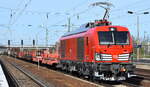 DB Cargo AG, Mainz [D] mit der nagelneuen Vectron Dual Mode Light  249 044  [NVR-Nummer: 90 80 2249 044-9 D-DB] und einem gemischten Güterzug (Übergabezug? Seddin) am 16.04.25 Höhe
