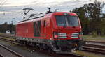 DB Cargo AG, Mainz [D] mit ihrer Vectron Dual Mode Light  249 019  [NVR-Nummer: 90 80 2249 019-1 D-DB] am 20.10.25 Höhe Bahnhof Elsterwerda.
