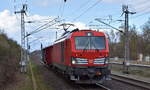 DB Cargo AG, Mainz [D] mit ihrer Vectron Dual Mode Light Lok  249 030  [NVR-Nummer: 90 80 2249 030-8 D-DB] und zwei Hochbordwagen am Haken im Übergabeverkehr am 26.03.26 Höhe Bahnhof Berlin Hohenschönhausen.