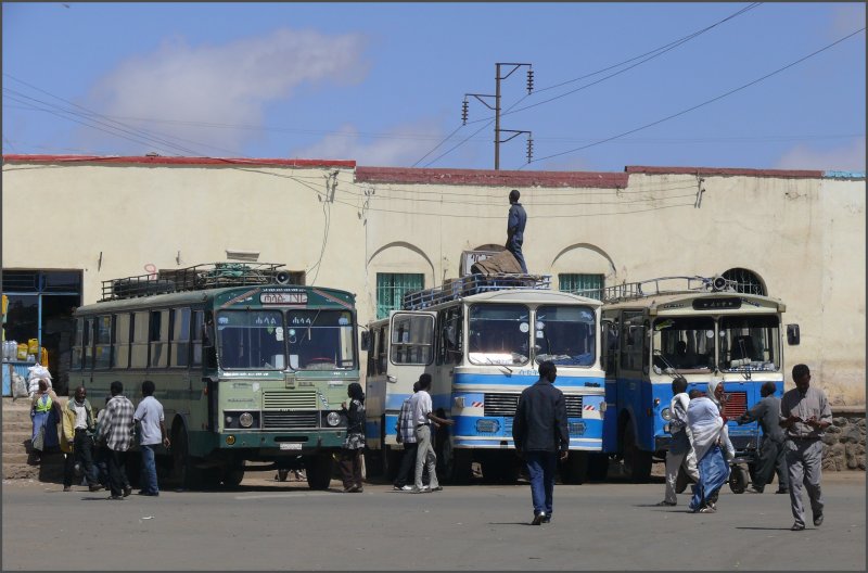 �berlandbusse werden bepackt und dazu geh�rt auch das Dach. Asmara Busbahnhof. (26.10.2008)