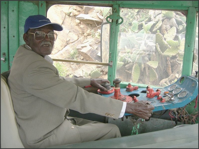 Unser 81 j�hriger Lokf�hrer steuert den 73 j�hrigen Littorina Fiat Railcar w�hrend mehr als 10 Stunden sicher ans Rote Meer. (29.10.2008)