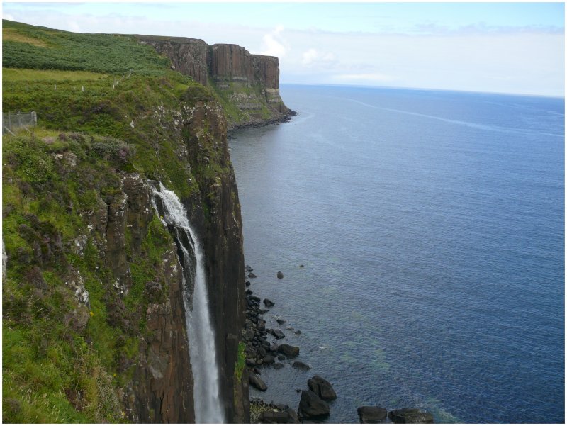 Wasserfall am Kill Rock, einer Steilk�ste im Norden der Isle of Skye. (07.08.2008)