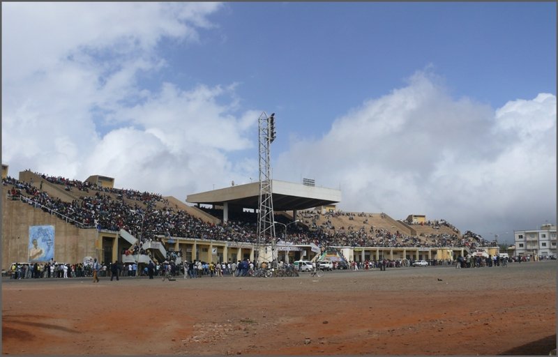 Zuschauer eines Strassenrennens mit Fahrr�dern in Asmara. (26.10.2008)